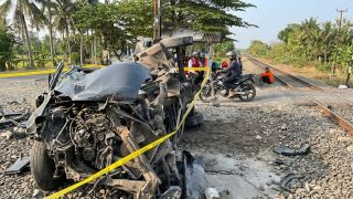 Pikap Ringsek Dihantam KA Majapahit di Perlintasan Kalijambe Sragen, Dua Orang Selamat