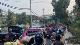 Pengaspalan Ulang Flyover Jatingaleh Picu Antrean Panjang di Turunan Gombel Lama