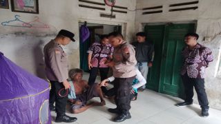 ODGJ Mengamuk, Polisi dan Tenaga Medis Lakukan Evakuasi