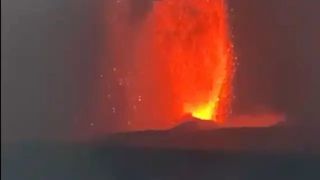 Langkah Pemkot Bandar Lampung Siram Ruas Jalan Utama Demi Bersihkan Sisa Erupsi Gunung Anak Krakatau