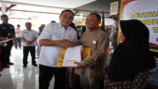Pemkab Pemalang Salurkan BLT DBHCHT Untuk 2.600 Penerima