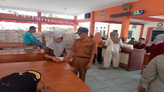 Desa Wirowongso Salurkan Bantuan Beras 30 Kg, Ringankan Beban Kebutuhan Warga 