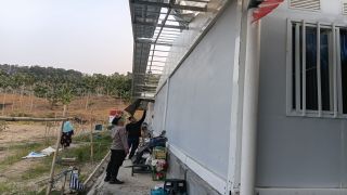 Polsek Jatinegara Tangani Dampak Puting Beliung di Huntara Desa Capar
