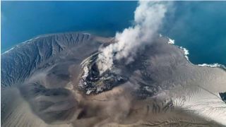 Gunung Anak Krakatau Kembali Erupsi Pagi Ini, Warga Dilarang Mendekat Radius 3 Kilometer