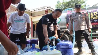 HUT Humas Polri ke-75, Polres Tegal Salurkan 20.000 Liter Air Bersih ke Warga Kedungbanteng