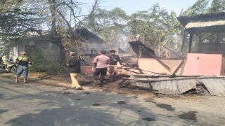 Polsek Dukuhturi Respons Cepat Tangani Kebakaran Warung Kosong melalui Layanan 110