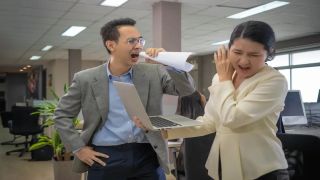Panduan Karyawan Mengenali Perbedaan Nyata Antara Atasan Tegas dan Atasan Toksik di Tempat Kerja