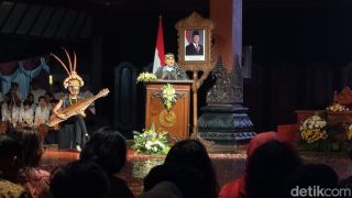 Eks Penari Latar World Tour Madonna Eko Pece Resmi Dikukuhkan Menjadi Guru Besar ISI Solo