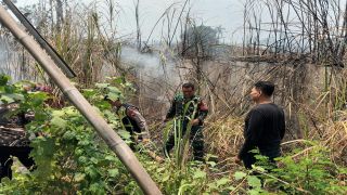 Polsek Lebaksiu dan Damkar Padamkan Kebakaran Lahan di Desa Kajen