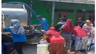 PMT dan Kharisma Family Salurkan 10 Tangki Air Bersih untuk Warga Karangmalang