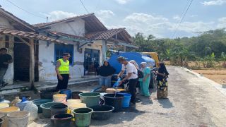 HUT Humas Polri ke-75, Polres Brebes Salurkan Air Bersih untuk Warga Taraban
