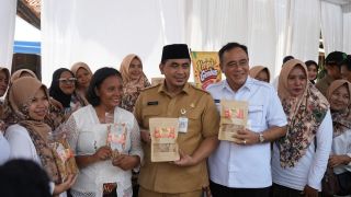 Wagub Taj Yasin dan Plt Bupati Nurkholes Salurkan Bantuan untuk Warga Kendalrejo