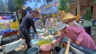 HUT Humas Polri ke-75, Polres Pemalang Salurkan 12.000 Liter Air Bersih ke Desa Kwasen