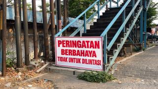 JPO Pudakpayung Semarang Ditutup karena Berbahaya, Warga Terpaksa Menyeberang di Tengah Padatnya Kendaraan